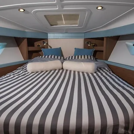 Tekne Cruise And On Board A Motor Yacht Slano