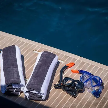 Tekne Cruise And On Board A Motor Yacht
