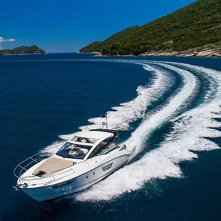Ботель Cruise And On Board A Motor Yacht *