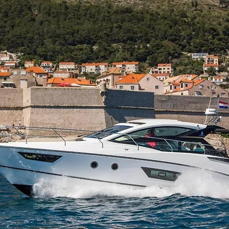Cruise And On Board A Motor Yacht Ботель *
